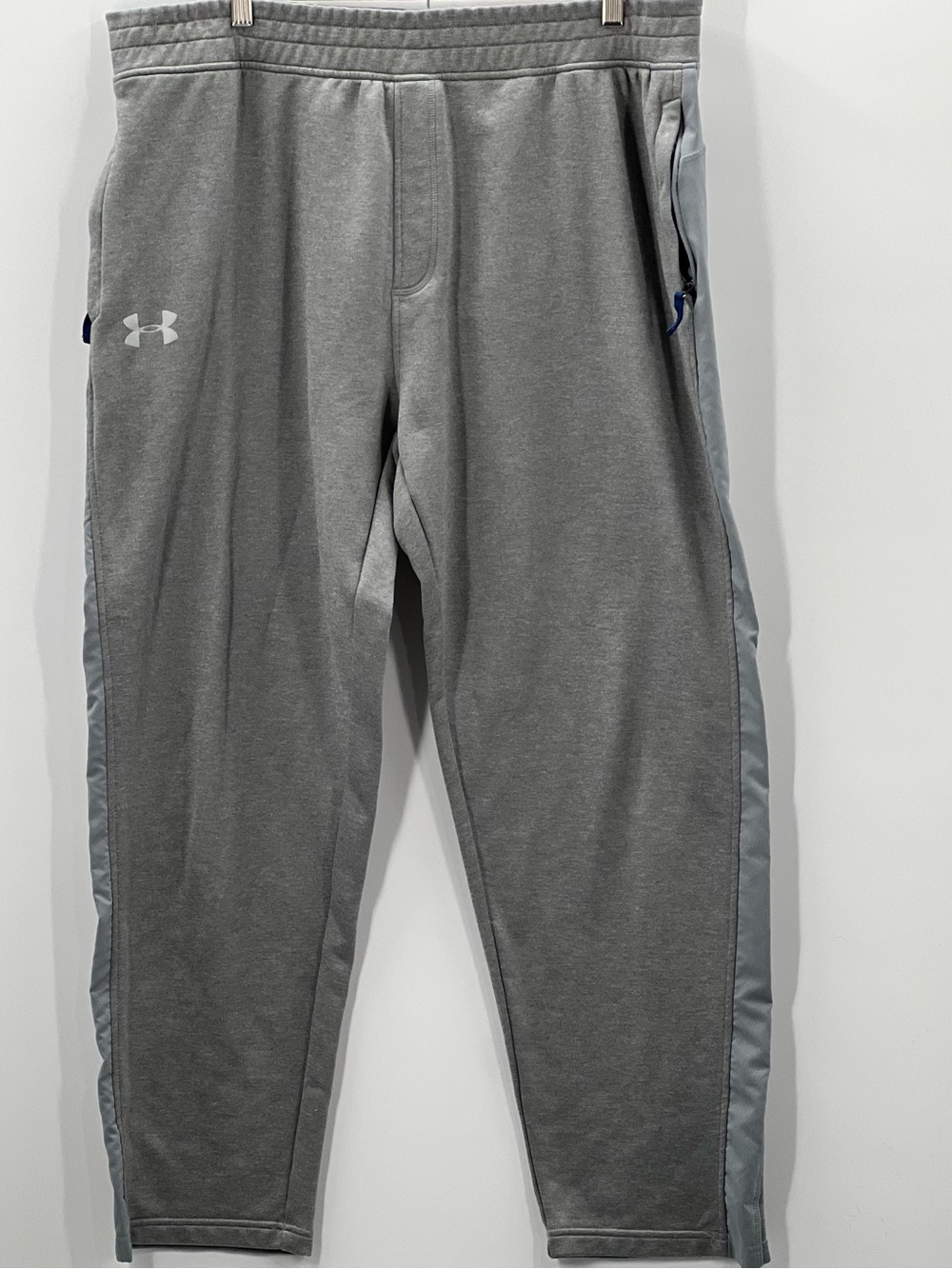 J072 Under Armour XXL Gray Men’s Athletic Joggers with Light-Gray Side Panels